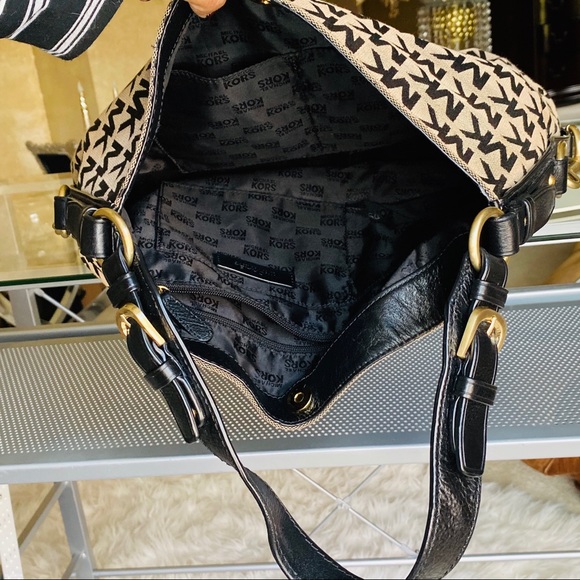 Michael Kors MK logo hobo bag - Picture 5 of 8